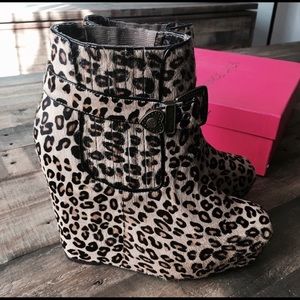 Betsey Johnson Carrin leopard print wedge booties NEW Sz 10
